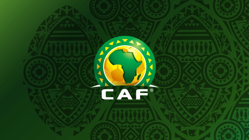 Logo CAF en jaune et vert avec motif ethnique africain en arrière-plan vert foncé