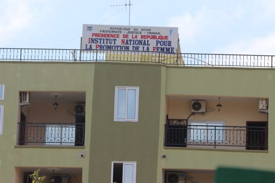Façade d’un bâtiment avec un panneau sur le toit indiquant l’Institut national pour la promotion de la femme