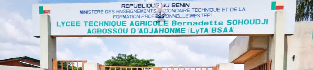 Portail d'entrée d'un lycée technique agricole avec un panneau indiquant son nom et le ministère de l'enseignement sous un ciel partiellement nuageux