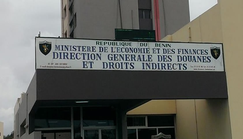 Façade d’un bâtiment officiel avec un panneau indiquant le ministère de l’économie et des finances et la direction générale des douanes et droits indirects