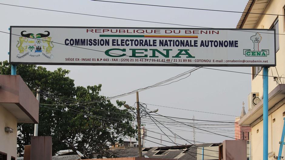 Panneau suspendu indiquant la Commission Électorale Nationale Autonome avec de nombreux câbles électriques visibles en arrière-plan