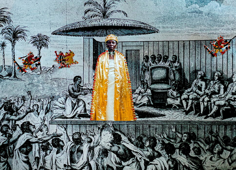 Personne vêtue d’une longue cape dorée et d’une couronne posée devant une peinture en noir et blanc représentant une scène historique avec plusieurs personnages