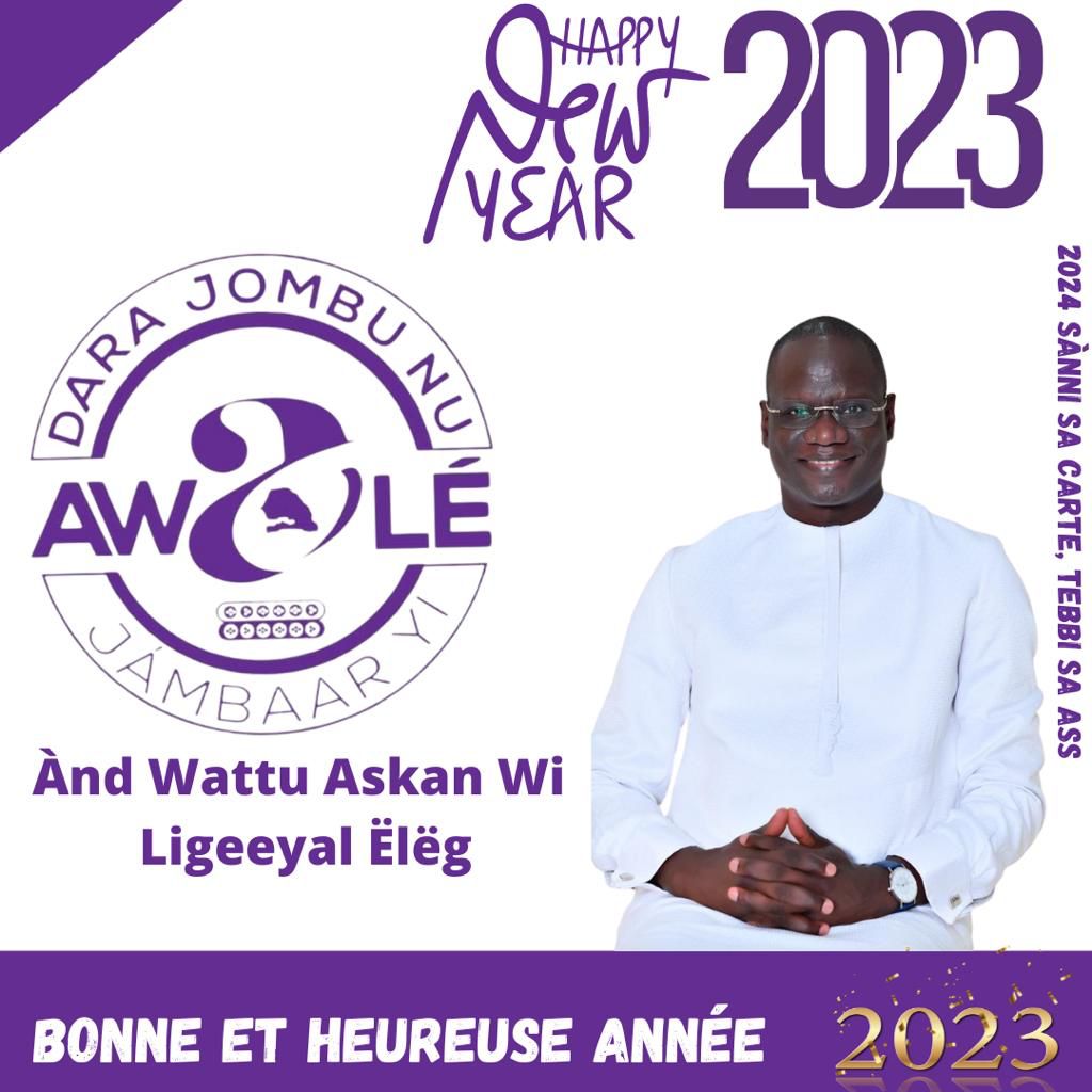 Un homme souriant en tenue blanche assis à côté du logo violet du parti Awalé avec des vœux pour l'année 2023