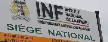 Panneau indiquant le siège national de l’Institut National de la Femme avec des mentions officielles et un numéro de contact visible