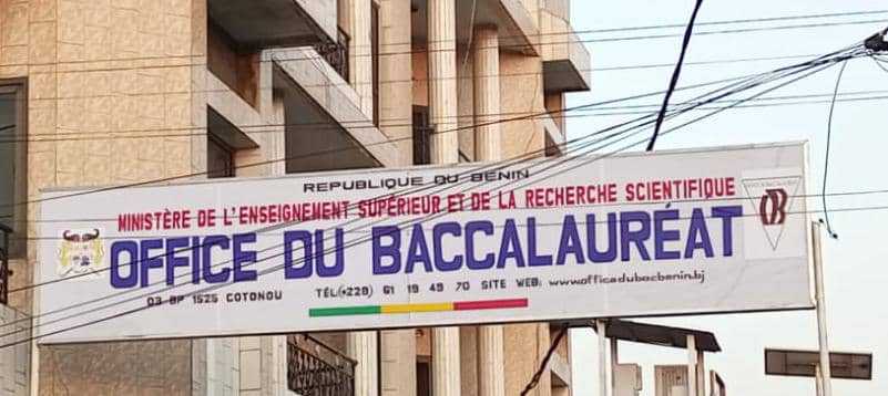 Bannière suspendue entre deux immeubles indiquant l'Office du Baccalauréat avec coordonnées et site web.