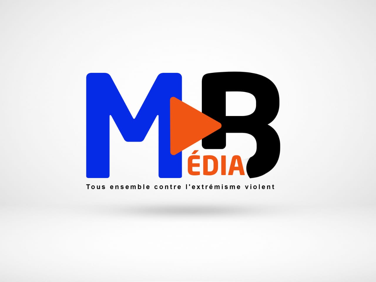 Logo avec les lettres M et B en bleu et noir, un triangle orange au centre, et le texte Tous ensemble contre l'extrémisme violent