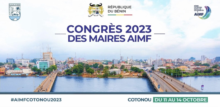 Vue panoramique d une ville avec un pont traversant une étendue d eau et des bâtiments en arrière-plan