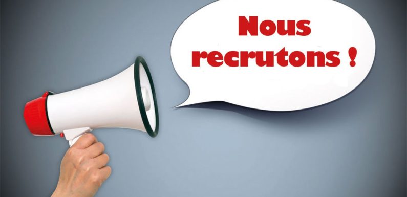 Main tenant un mégaphone avec une bulle contenant le texte « Nous recrutons » sur fond uni bleu gris