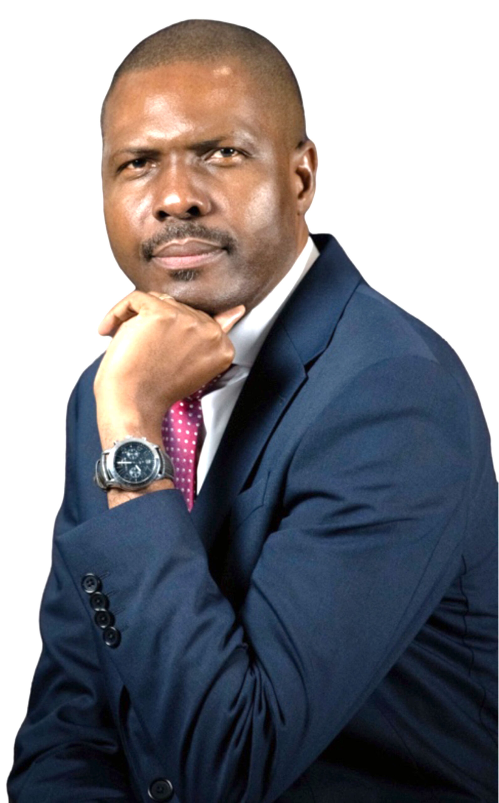 Homme en costume bleu marine posant le menton sur sa main avec regard sérieux sur fond blanc