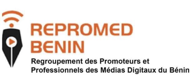 Logo orange et noir avec un symbole de signal wifi au-dessus d’un stylo plume et du texte sur fond blanc