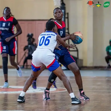 Deux joueuses tentent d’attraper un ballon de basket au milieu du terrain lors d’un match intense