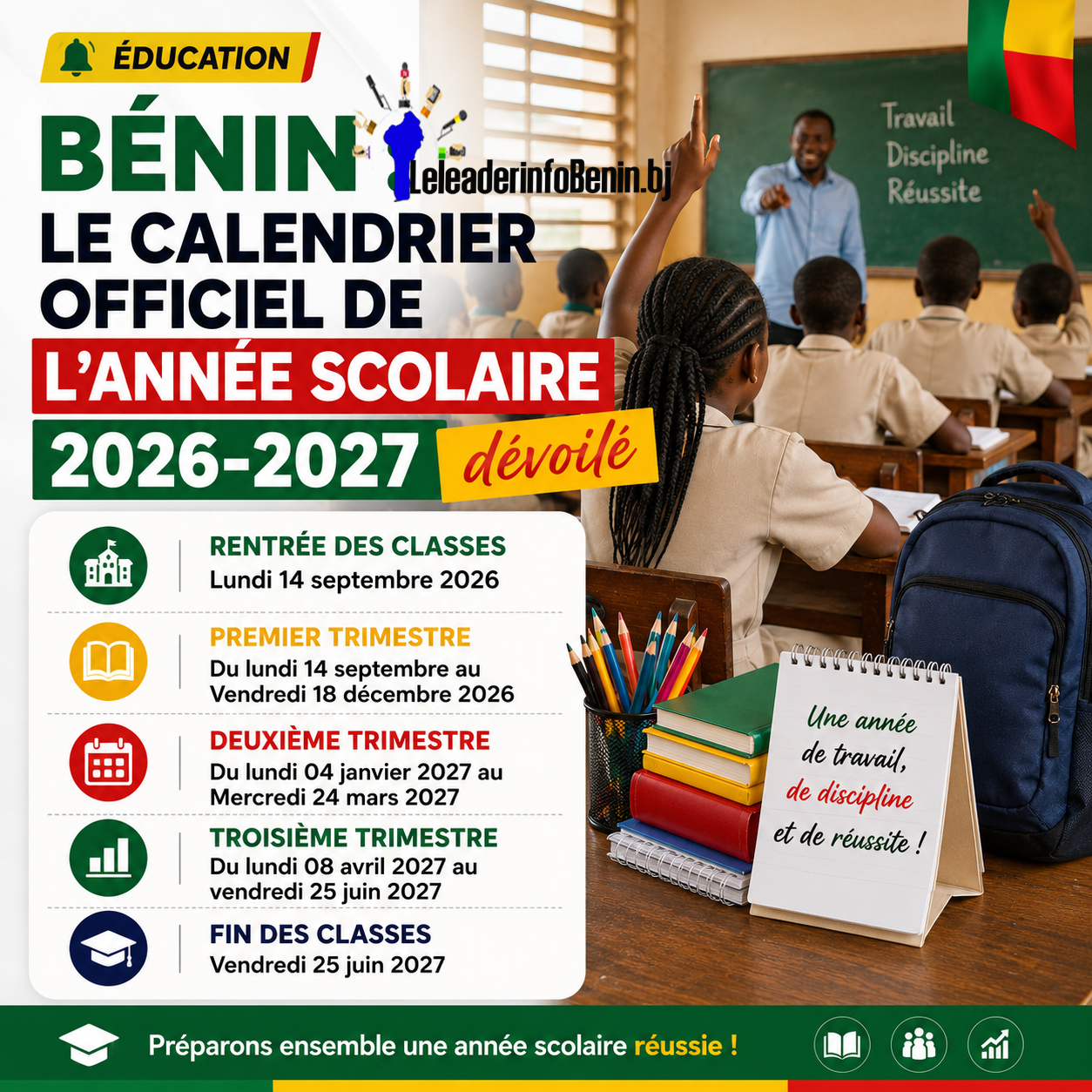 Des élèves lèvent la main en classe face à un enseignant près d un tableau avec les mots Travail Discipline Réussite et un drapeau aux couleurs vert jaune rouge