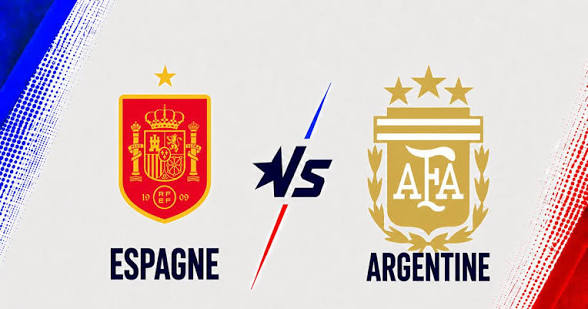 Logos officiels rouge et or de deux équipes nationales de football avec les noms Espagne et Argentine sur fond blanc éclaté de bleu et rouge