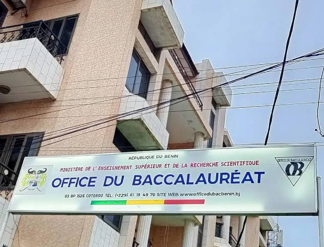 Panneau accroché sous un immeuble avec l'inscription Office du Baccalauréat