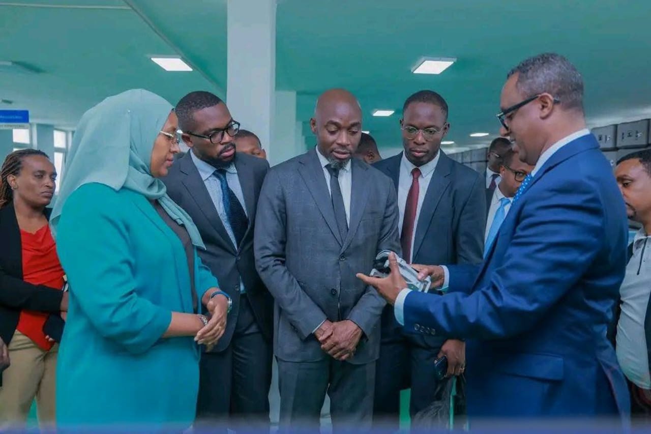 Dr Mahuna Akplogan, ministre de la Transformation digitale et de l’Innovation face à la délégation éthiopienne